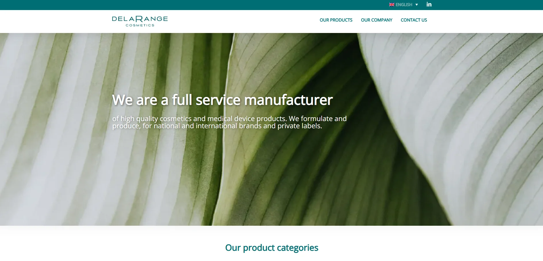 Banner da página inicial da DelaRange Cosmetics com texto sobre ser uma fabricante de serviço completo de cosméticos e dispositivos médicos, com um fundo de folha verde.